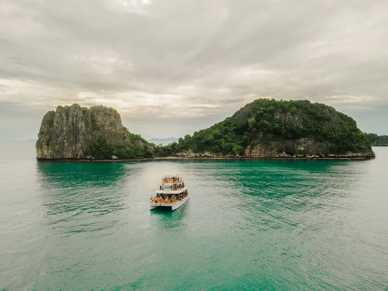 Five Islands Koh Samui: the catamaran beside the limestone cliffs of Koh Si Koh Ha