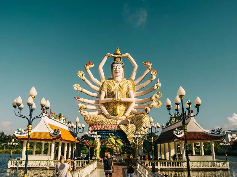 Guide du Wat Plai Laem : la Guanyin aux 18 bras et le nourrissage des poissons